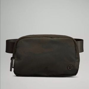 NEW Lululemon Everywhere Belt Bag - Heritage camo